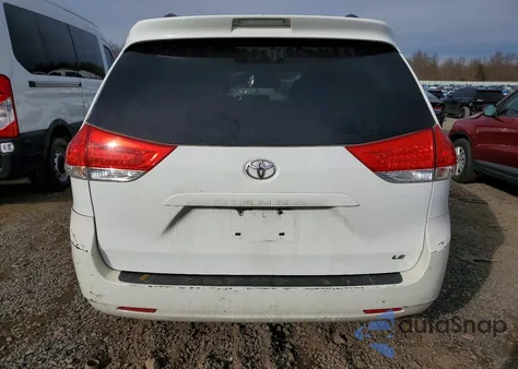 2013 Toyota Sienna Le z USA, uszkodzony, nr VIN 5TDKK3DC7DS287932